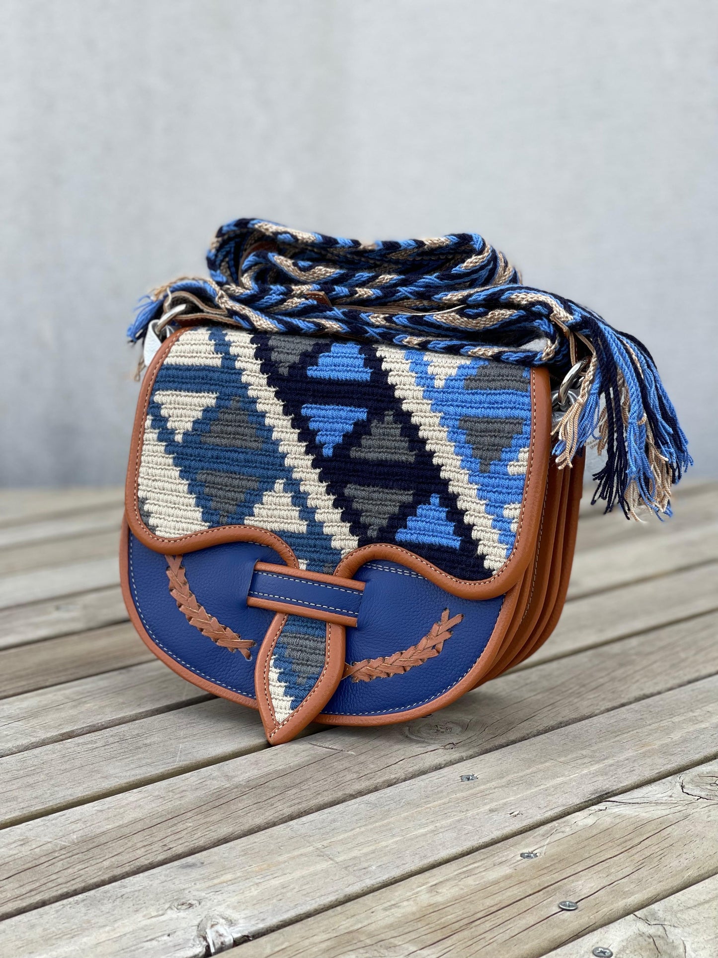 Carriel Wayuu – Colección Horizonte Sobrio 🤎💙⚪ – (26x21 cm)