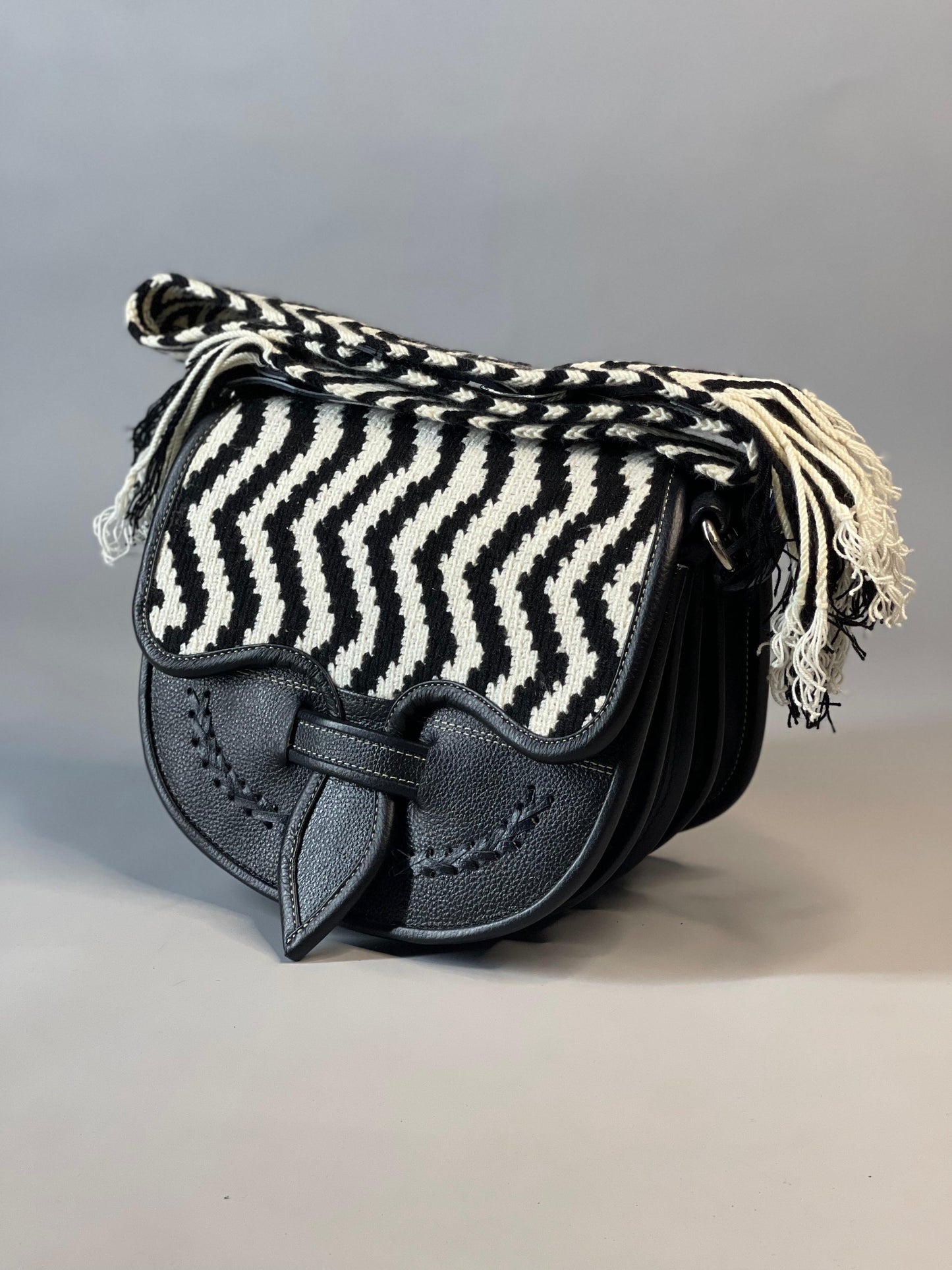 Carriel Wayuu – Colección Contraste Eterno ⚫⚪ (21x26 cm)