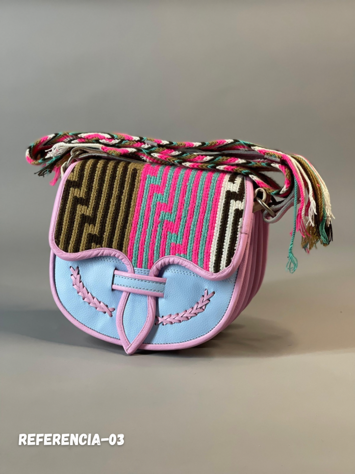 Carriel Wayuu – Colección Amanecer Dulce 🌸💙🤎 – (26x21 cm)