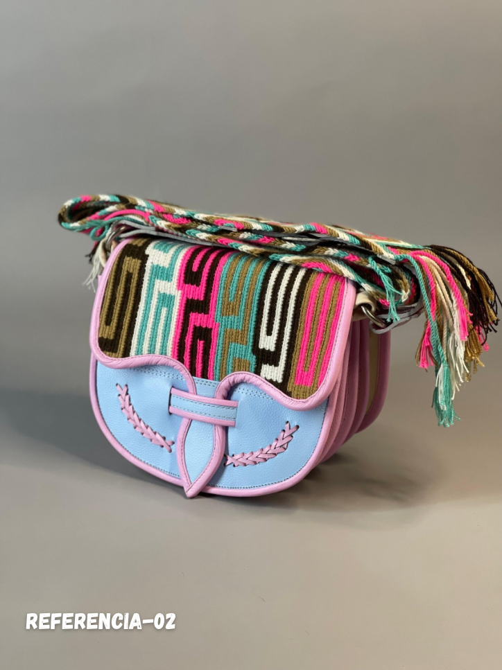 Carriel Wayuu – Colección Amanecer Dulce 🌸💙🤎 – (26x21 cm)
