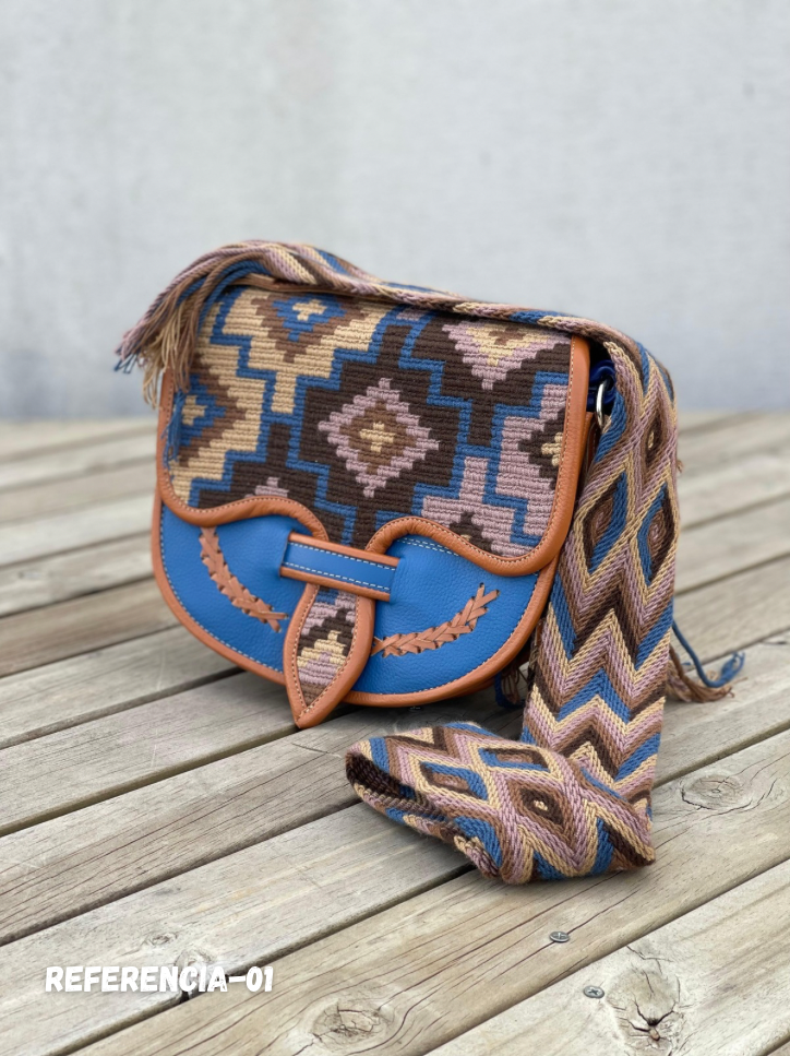 Carriel Wayuu – Colección Tierra Serena 🤎💙 – 26x21 cm