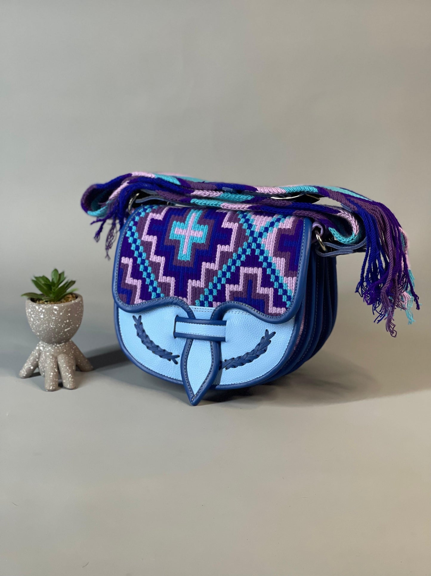 Carriel Wayuu – Colección Cielo Místico 🌌💜💙 – (26x21 cm)