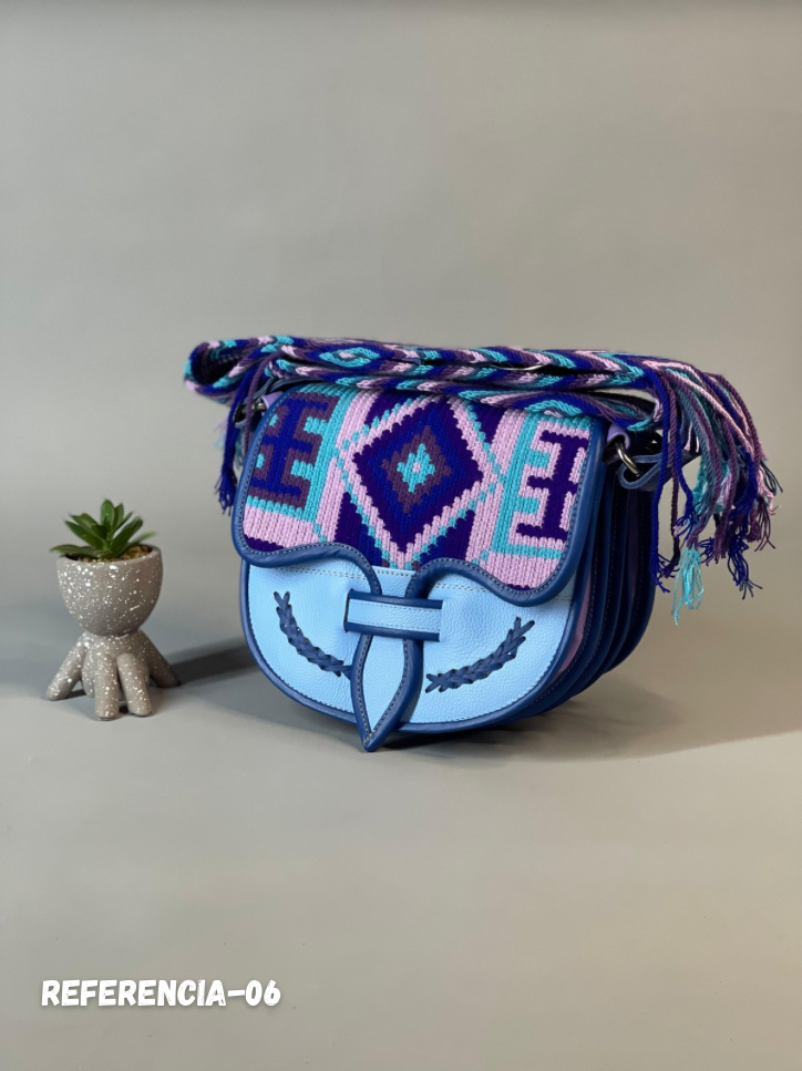 Carriel Wayuu – Colección Cielo Místico 🌌💜💙 – (26x21 cm)