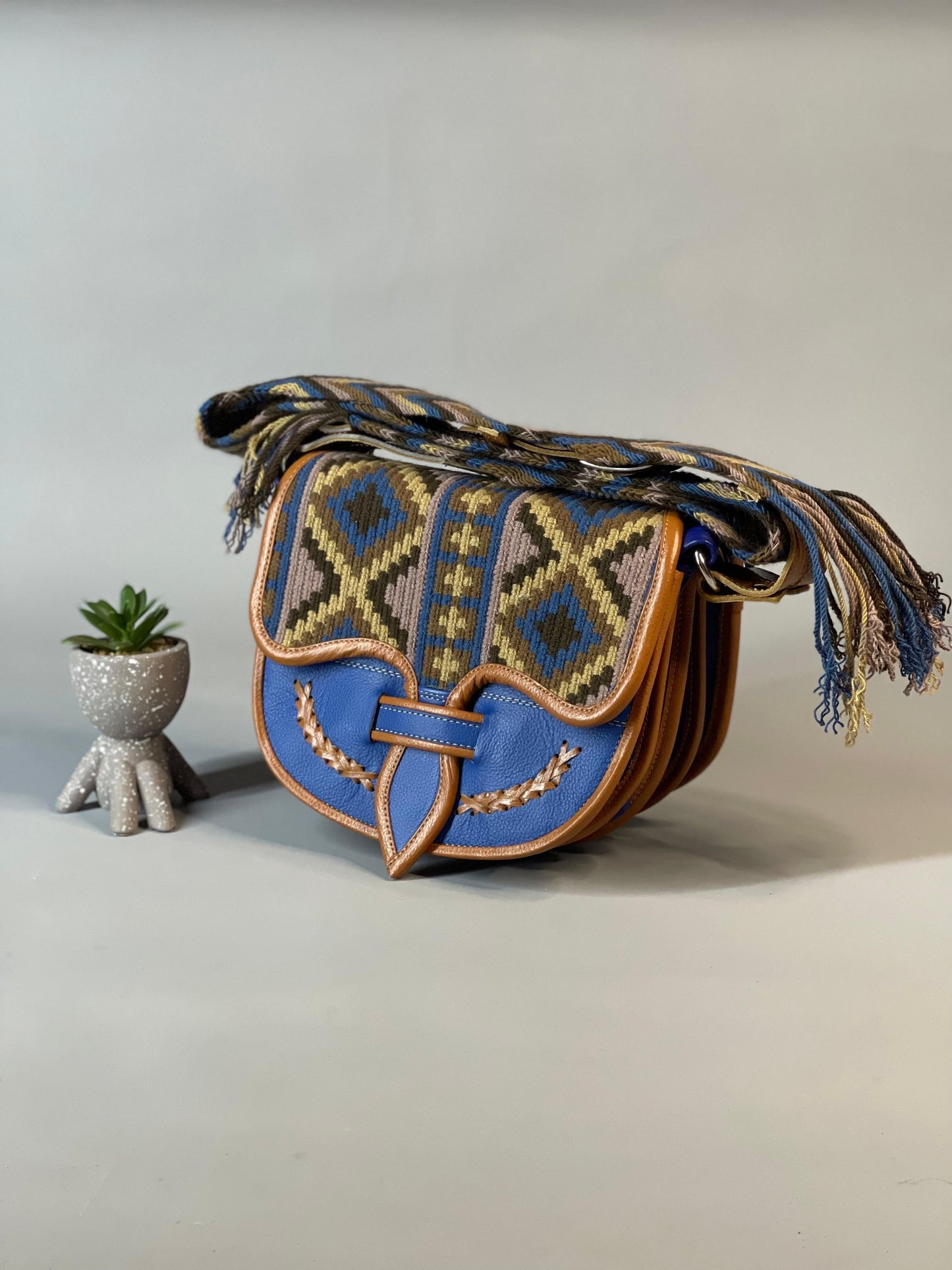 Carriel Wayuu – Colección Tierra Serena 🤎💙 – 26x21 cm
