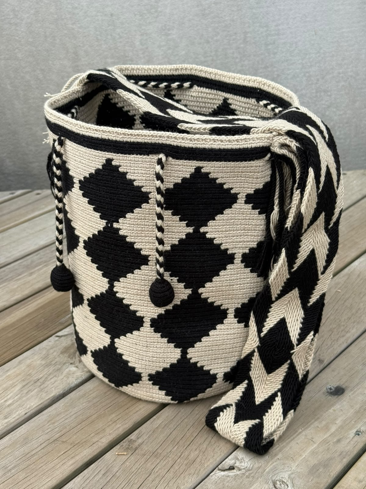 Mochila Wayuu Diseño Borlas (31x28 cm)