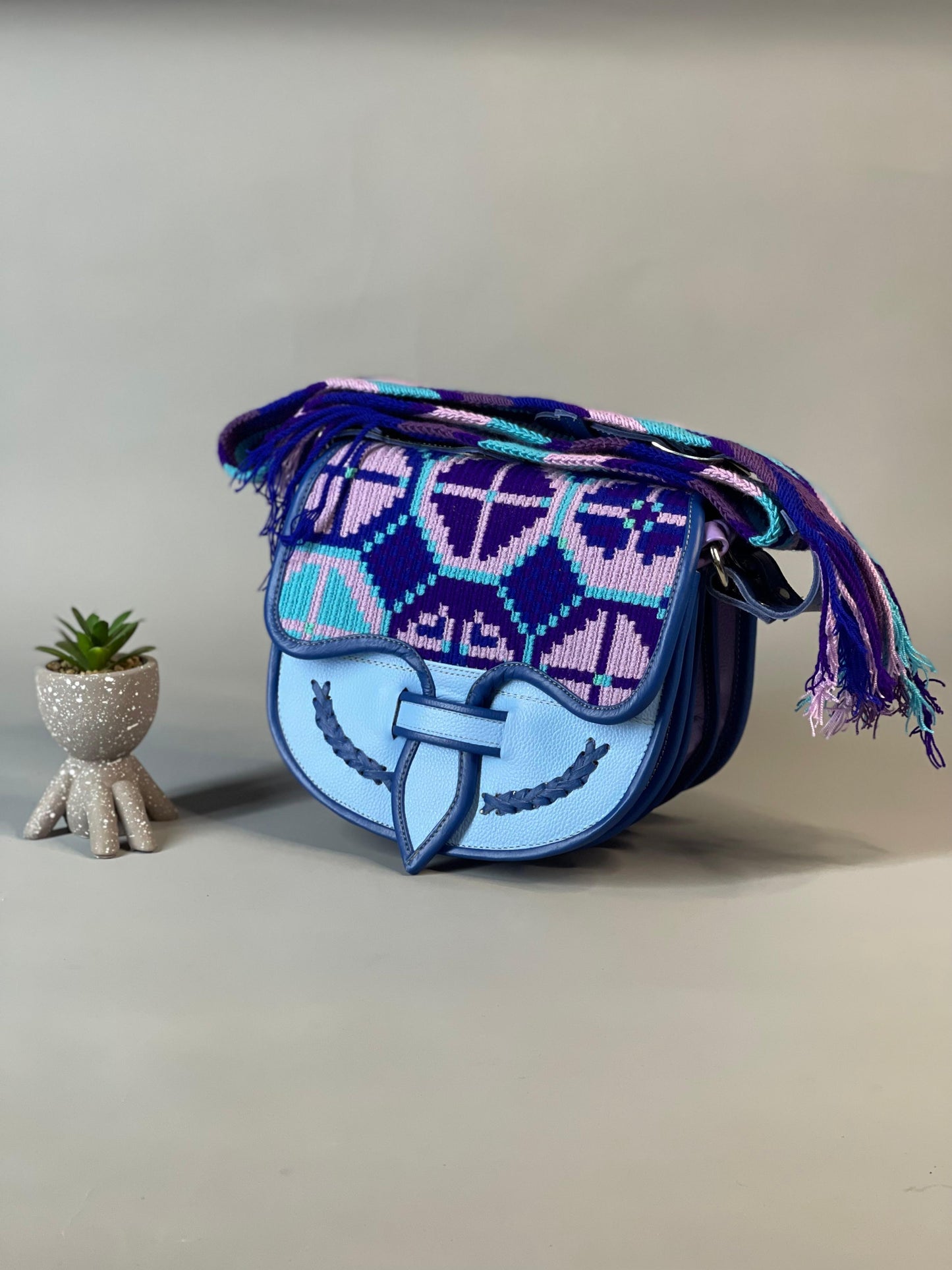 Carriel Wayuu – Colección Cielo Místico 🌌💜💙 – (26x21 cm)