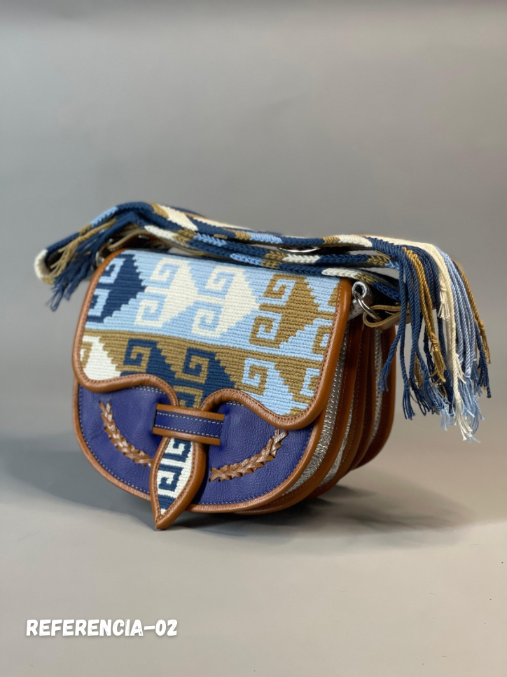 Carriel Wayuu – Colección Brisa Serena 💙🤍🤎 – (26x21 cm)