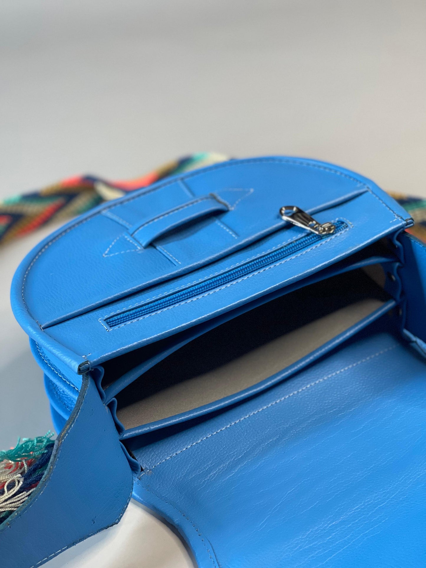 Carriel Cuero Tira Wayuu AZUL💙