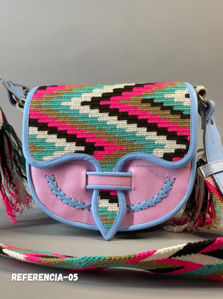 Carriel Wayuu – Colección Amanecer Dulce 🌸💙🤎 – (26x21 cm)