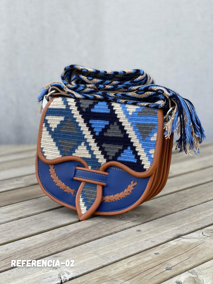 Carriel Wayuu – Colección Horizonte Sobrio 🤎💙⚪ – (26x21 cm)