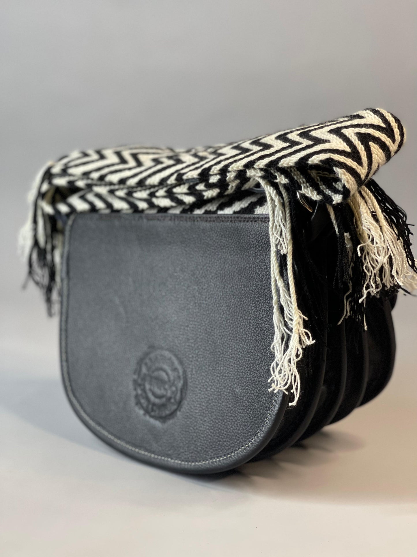Carriel Wayuu – Colección Contraste Eterno ⚫⚪ (21x26 cm)