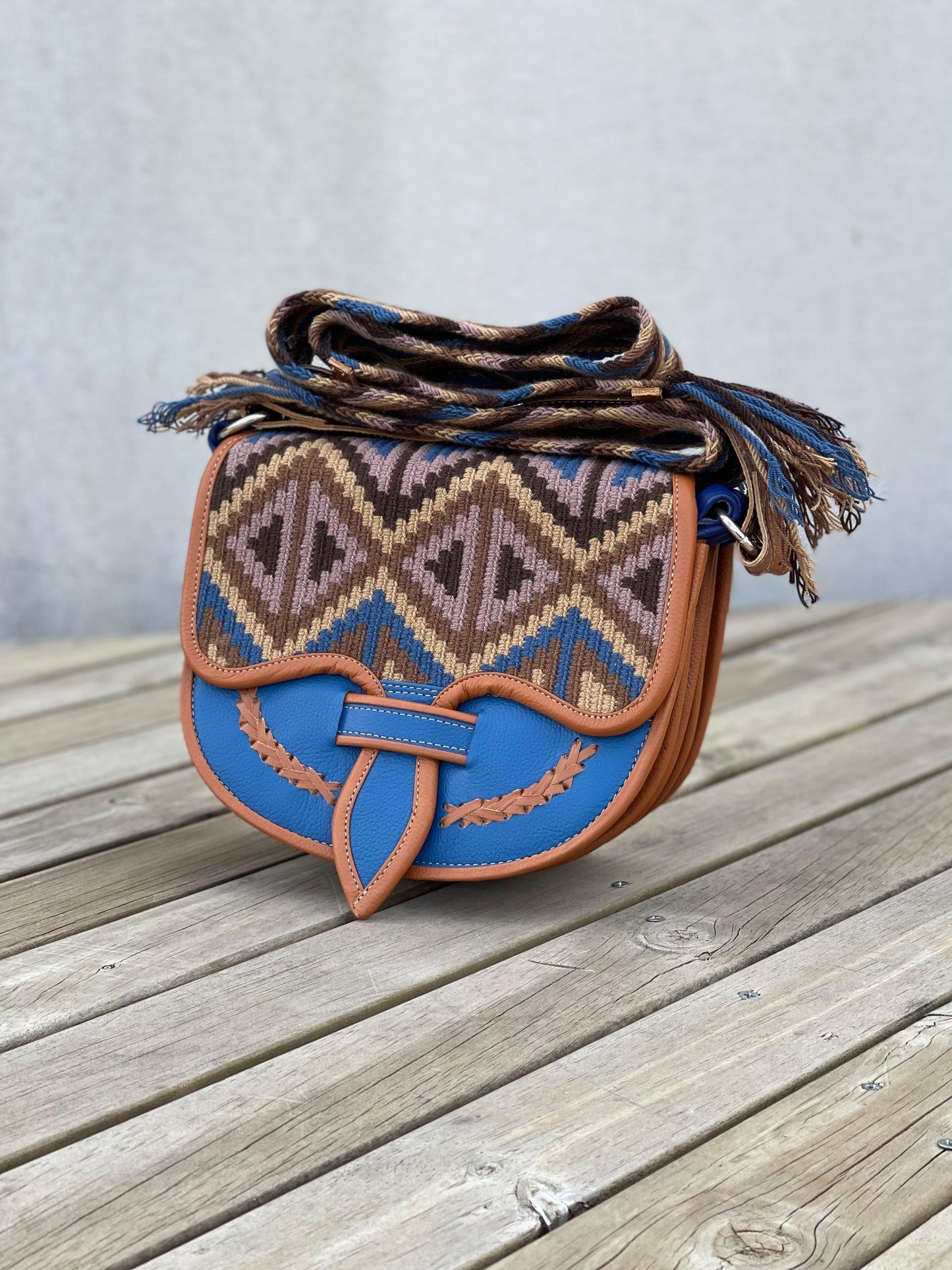 Carriel Wayuu – Colección Tierra Serena 🤎💙 – 26x21 cm