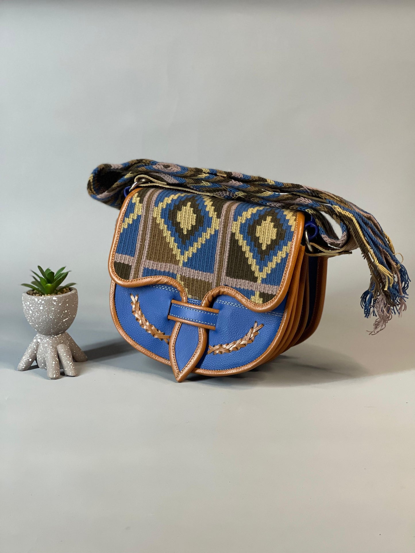Carriel Wayuu – Colección Tierra Serena 🤎💙 – 26x21 cm