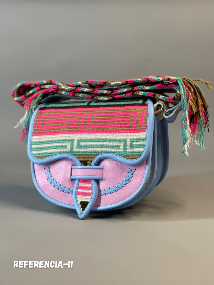 Carriel Wayuu – Colección Amanecer Dulce 🌸💙🤎 – (26x21 cm)