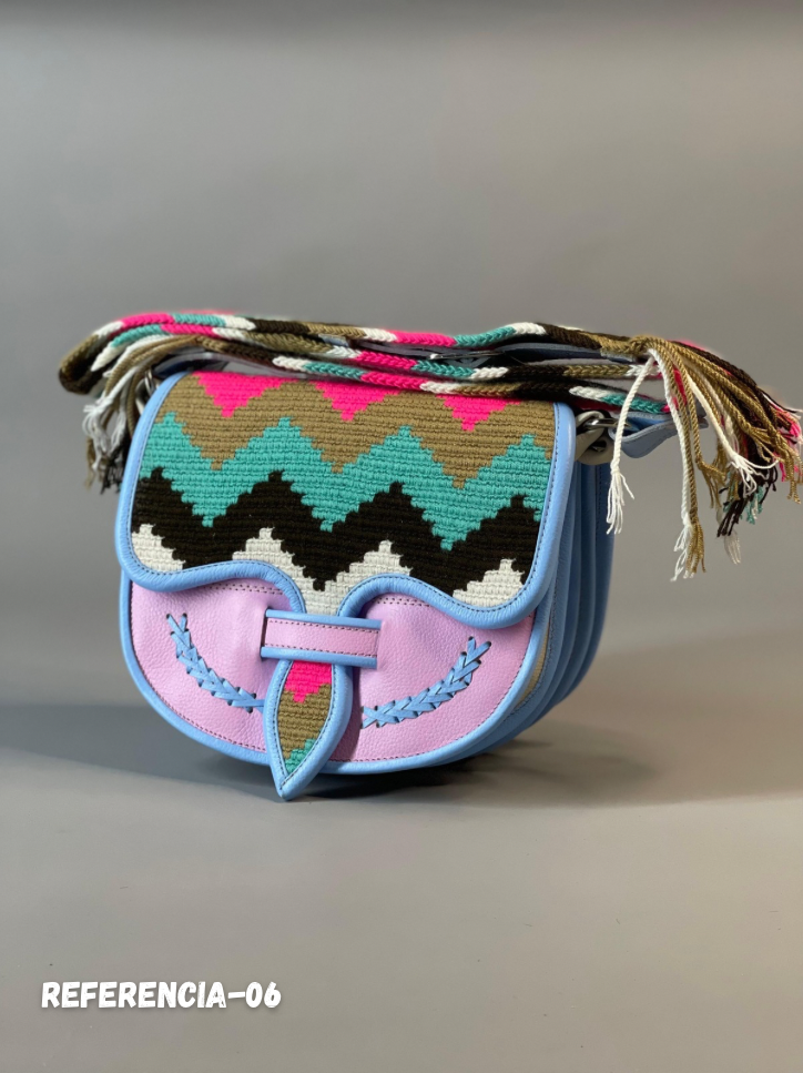 Carriel Wayuu – Colección Amanecer Dulce 🌸💙🤎 – (26x21 cm)