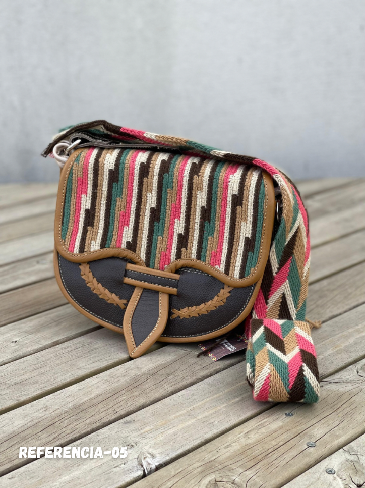Carriel Wayuu– Colección Oro de la Tierra 🤎✨🤍 – (26x21 cm)