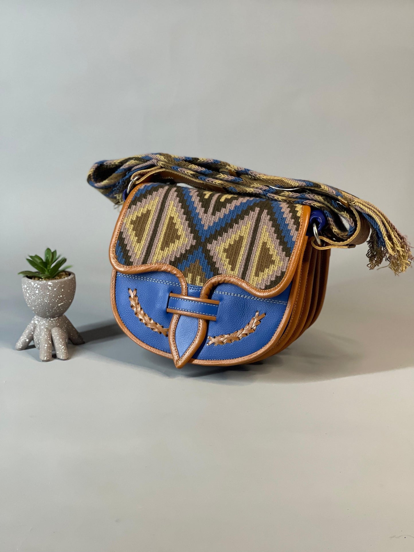 Carriel Wayuu – Colección Tierra Serena 🤎💙 – 26x21 cm