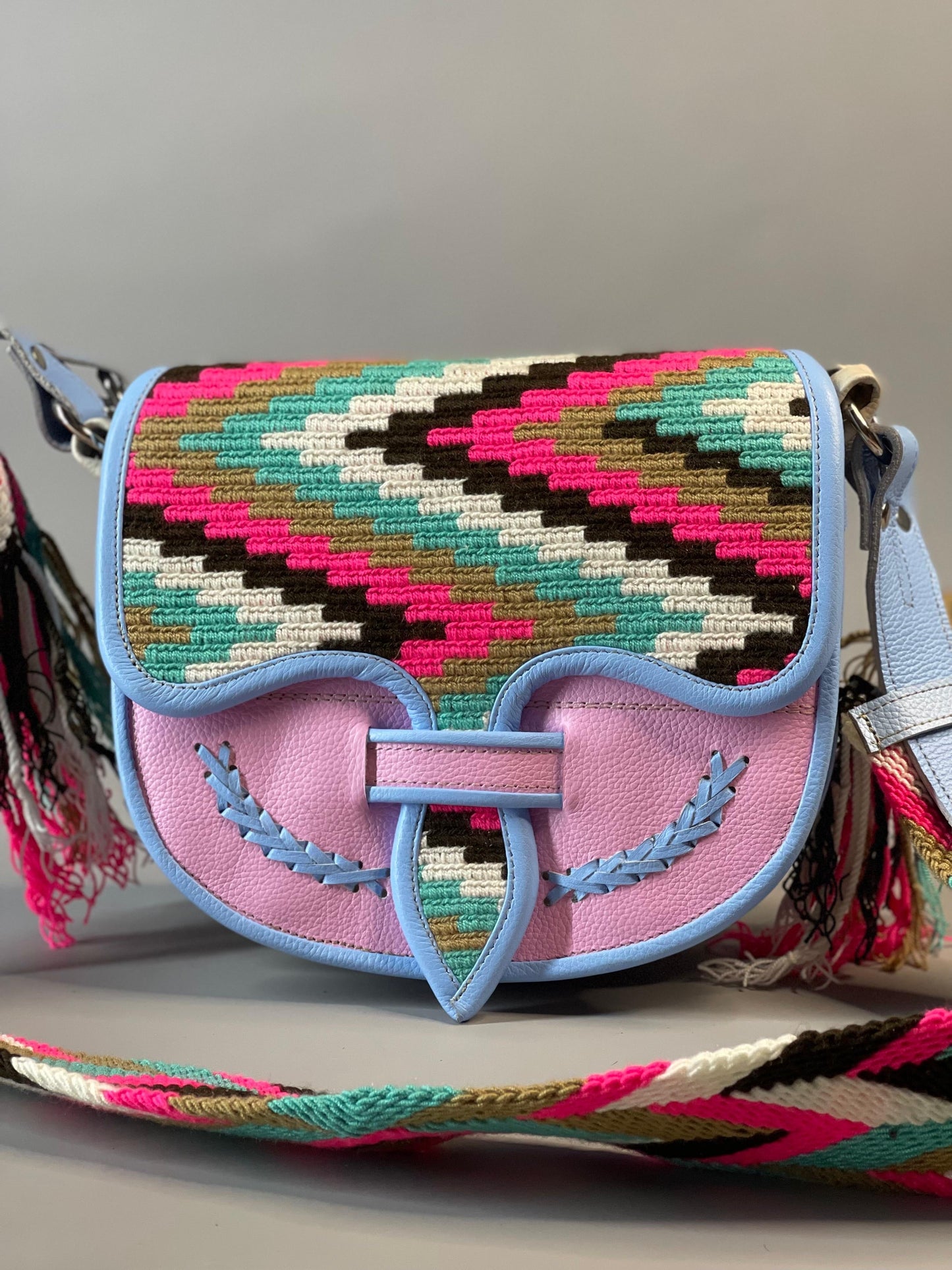 Carriel Wayuu – Colección Amanecer Dulce 🌸💙🤎 – (26x21 cm)