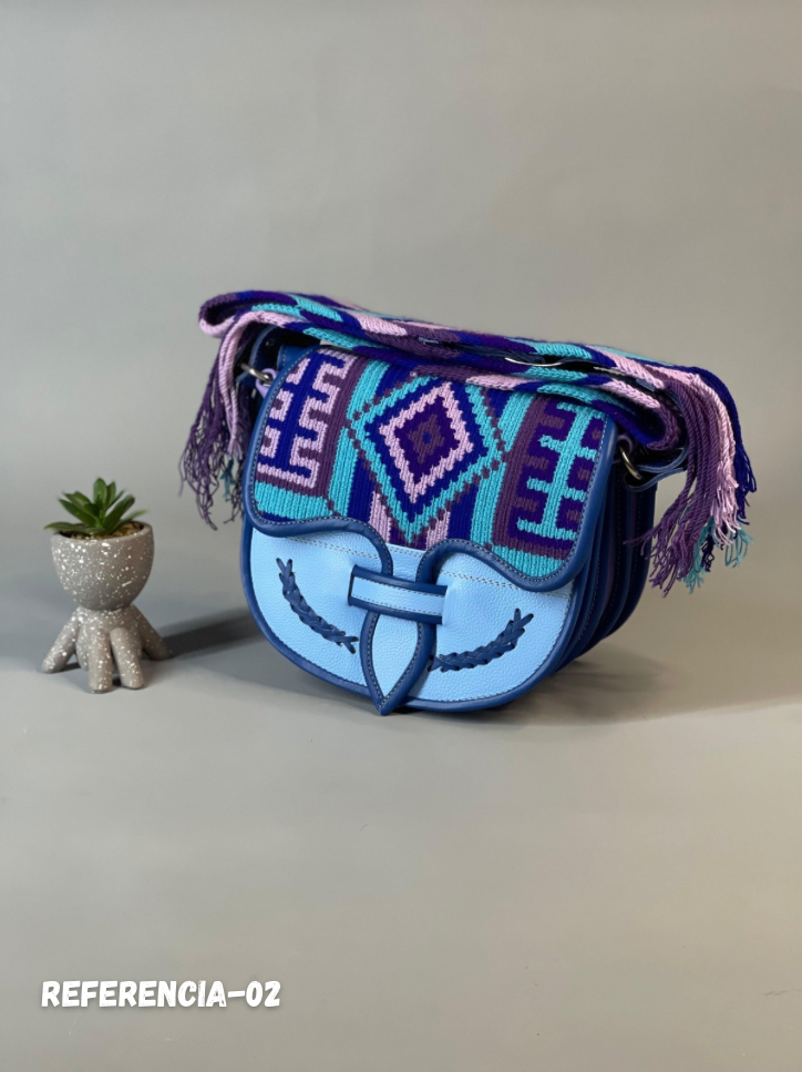 Carriel Wayuu – Colección Cielo Místico 🌌💜💙 – (26x21 cm)