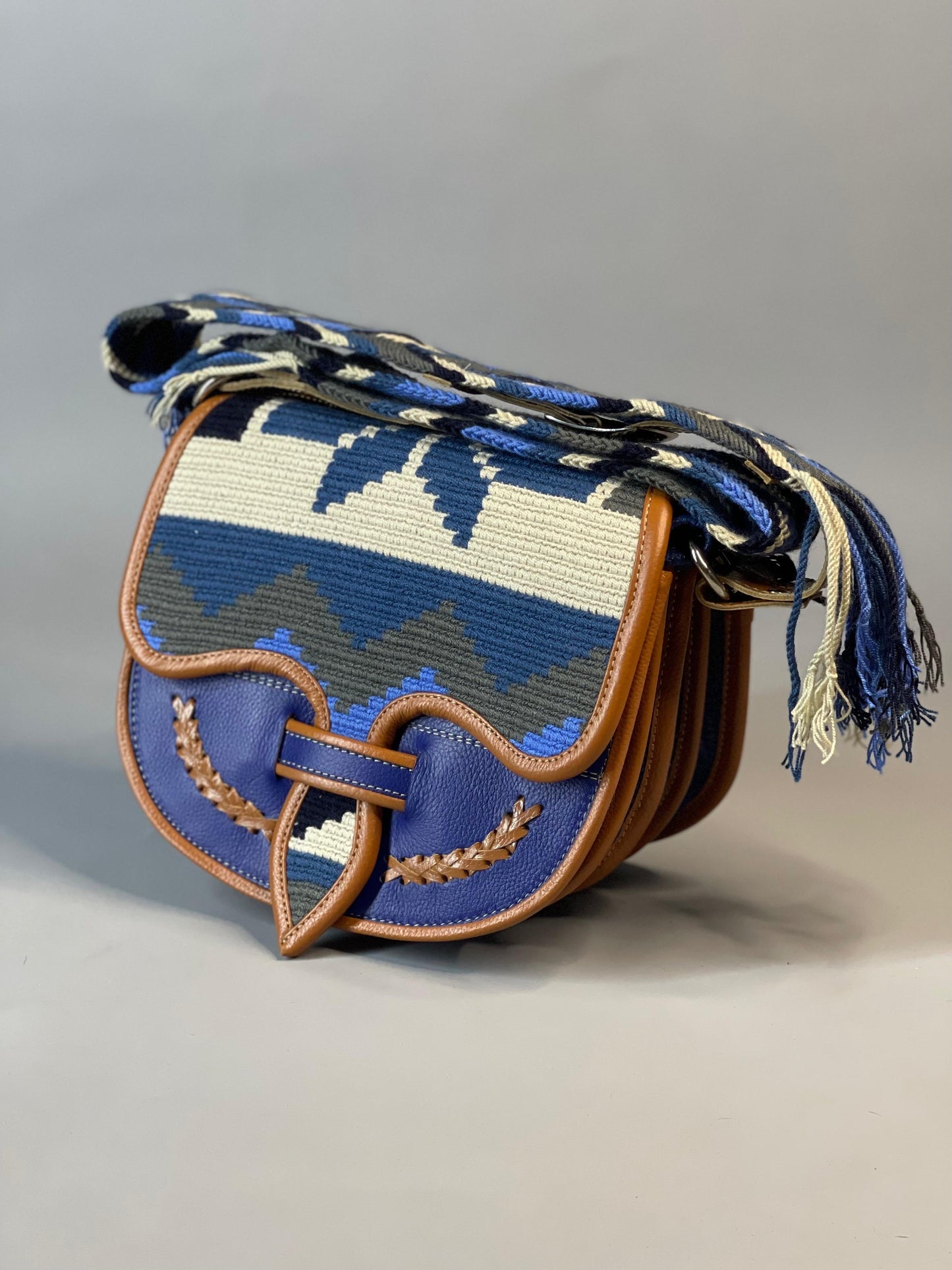 Carriel Wayuu – Colección Horizonte Sobrio 🤎💙⚪ – (26x21 cm)