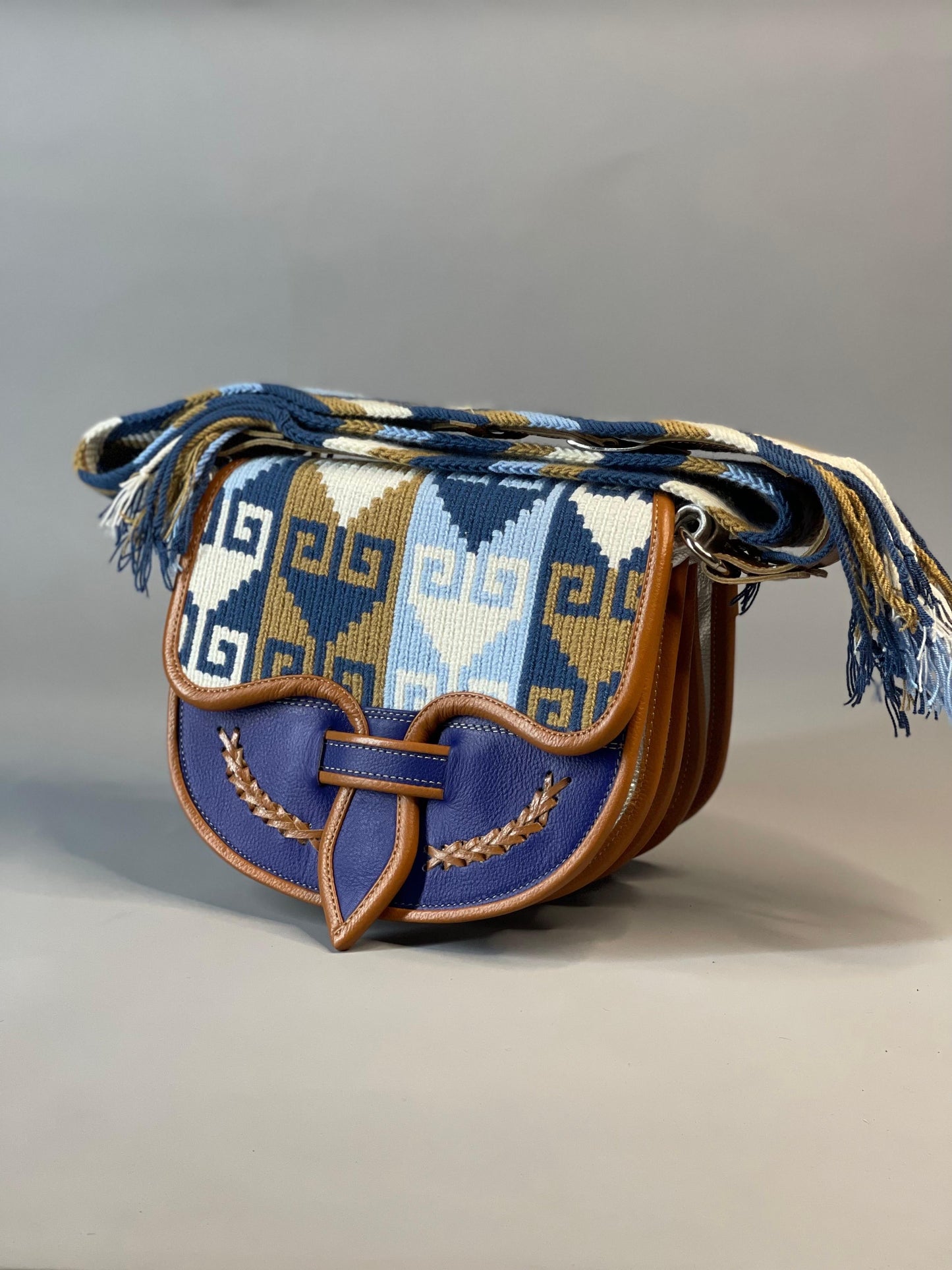 Carriel Wayuu – Colección Brisa Serena 💙🤍🤎 – (26x21 cm)