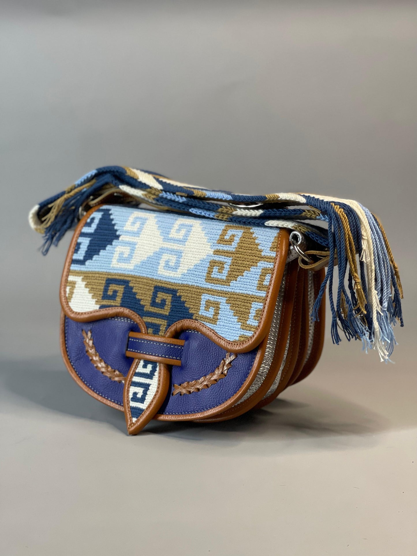 Carriel Wayuu – Colección Brisa Serena 💙🤍🤎 – (26x21 cm)