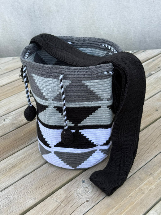 Mochila Wayuu Diseño Borlas (31x28 cm)