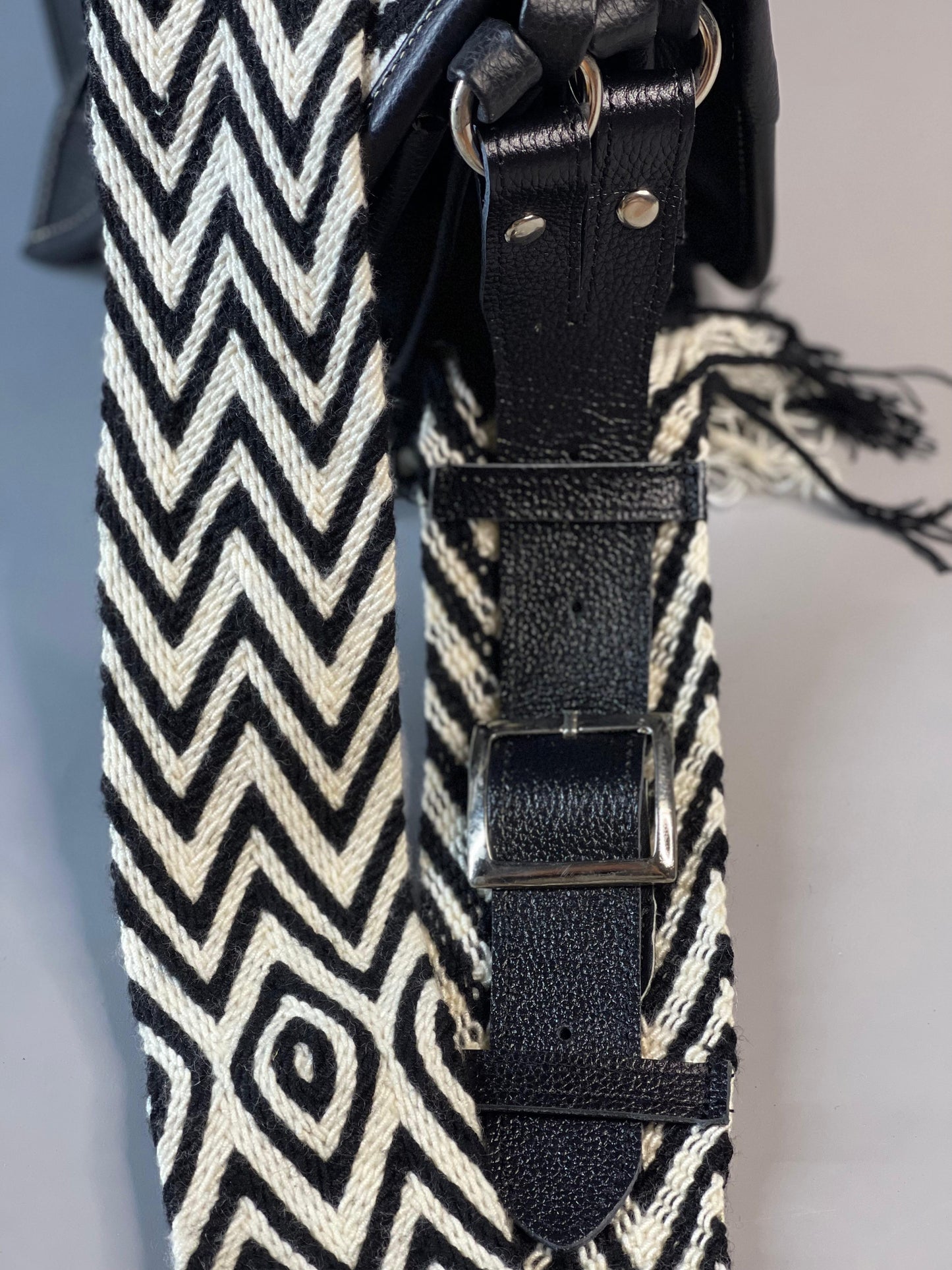 Carriel Wayuu – Colección Contraste Eterno ⚫⚪ (21x26 cm)
