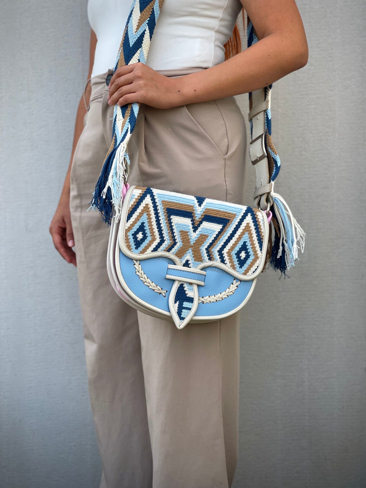 Carriel Wayuu – Colección Cielo Sereno 💙☁️🤍 – (26x21 cm)