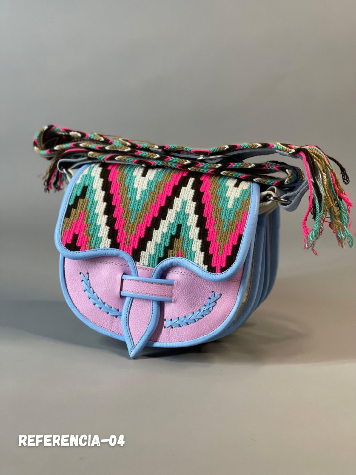 Carriel Wayuu – Colección Amanecer Dulce 🌸💙🤎 – (26x21 cm)