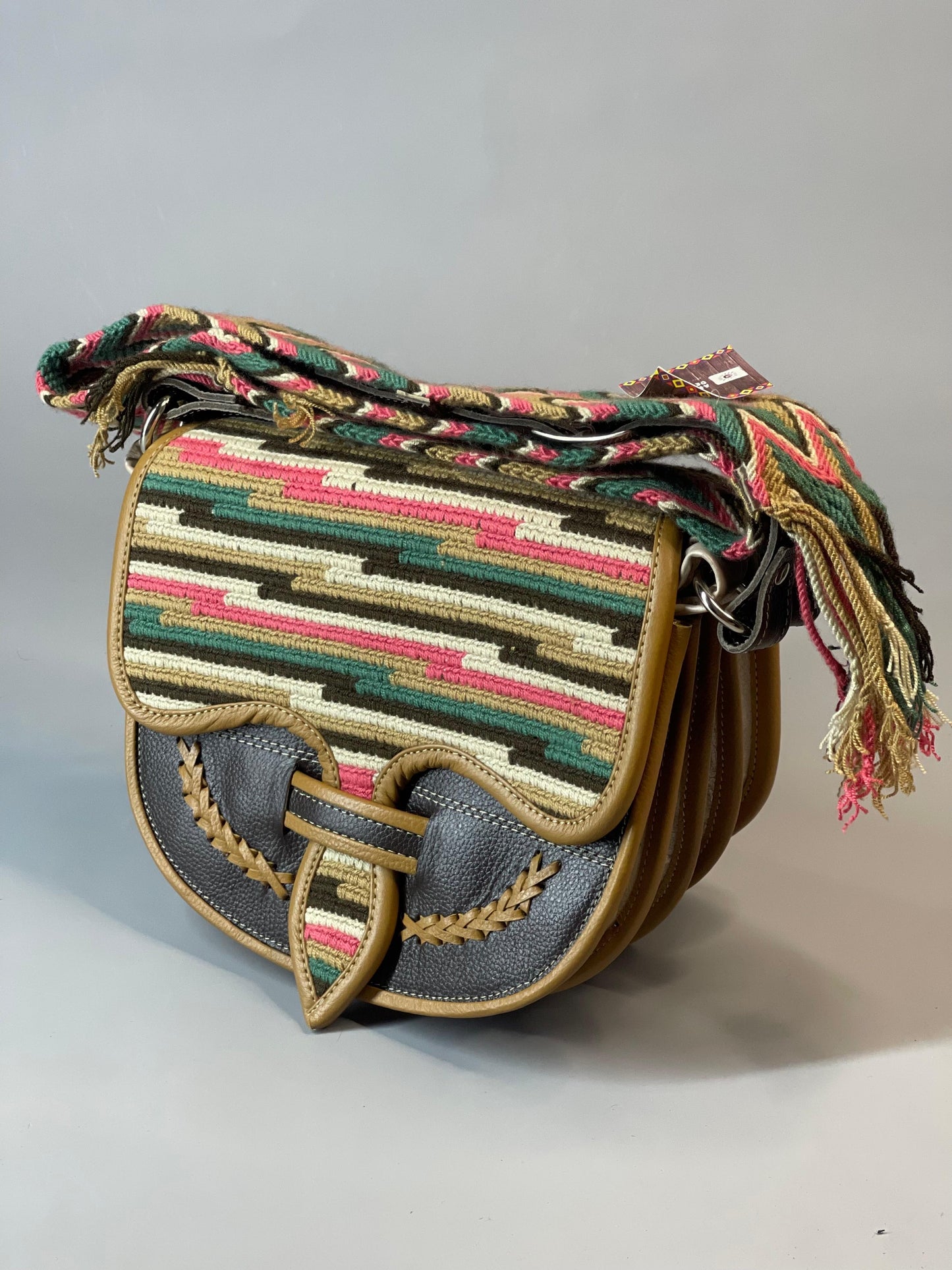 Carriel Wayuu– Colección Oro de la Tierra 🤎✨🤍 – (26x21 cm)