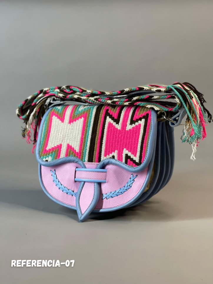 Carriel Wayuu – Colección Amanecer Dulce 🌸💙🤎 – (26x21 cm)