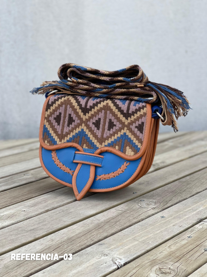 Carriel Wayuu – Colección Tierra Serena 🤎💙 – 26x21 cm