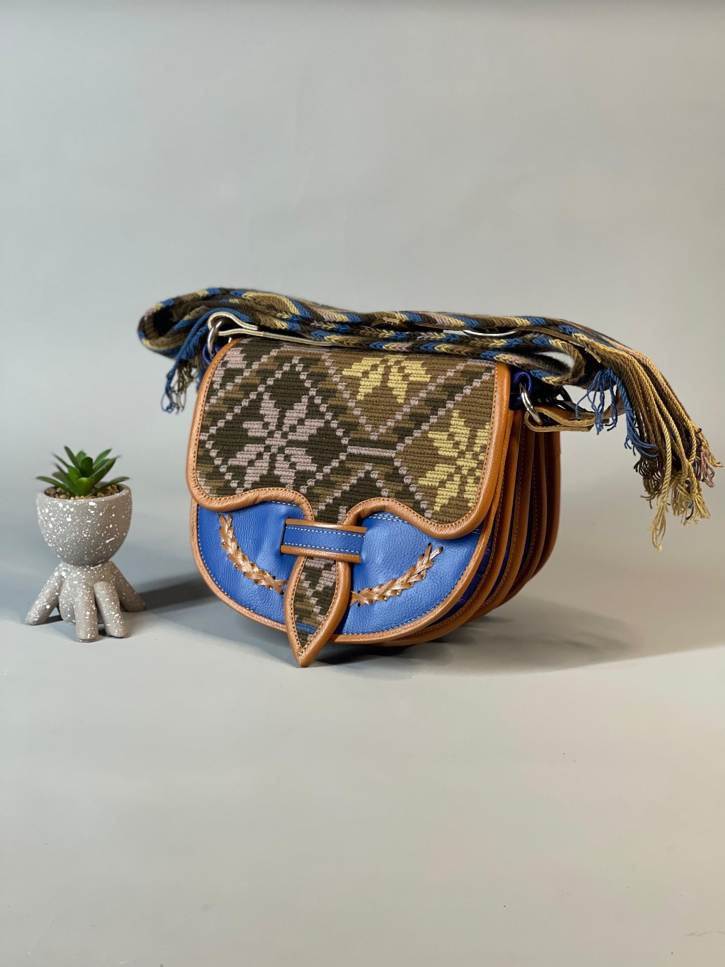 Carriel Wayuu – Colección Tierra Serena 🤎💙 – 26x21 cm