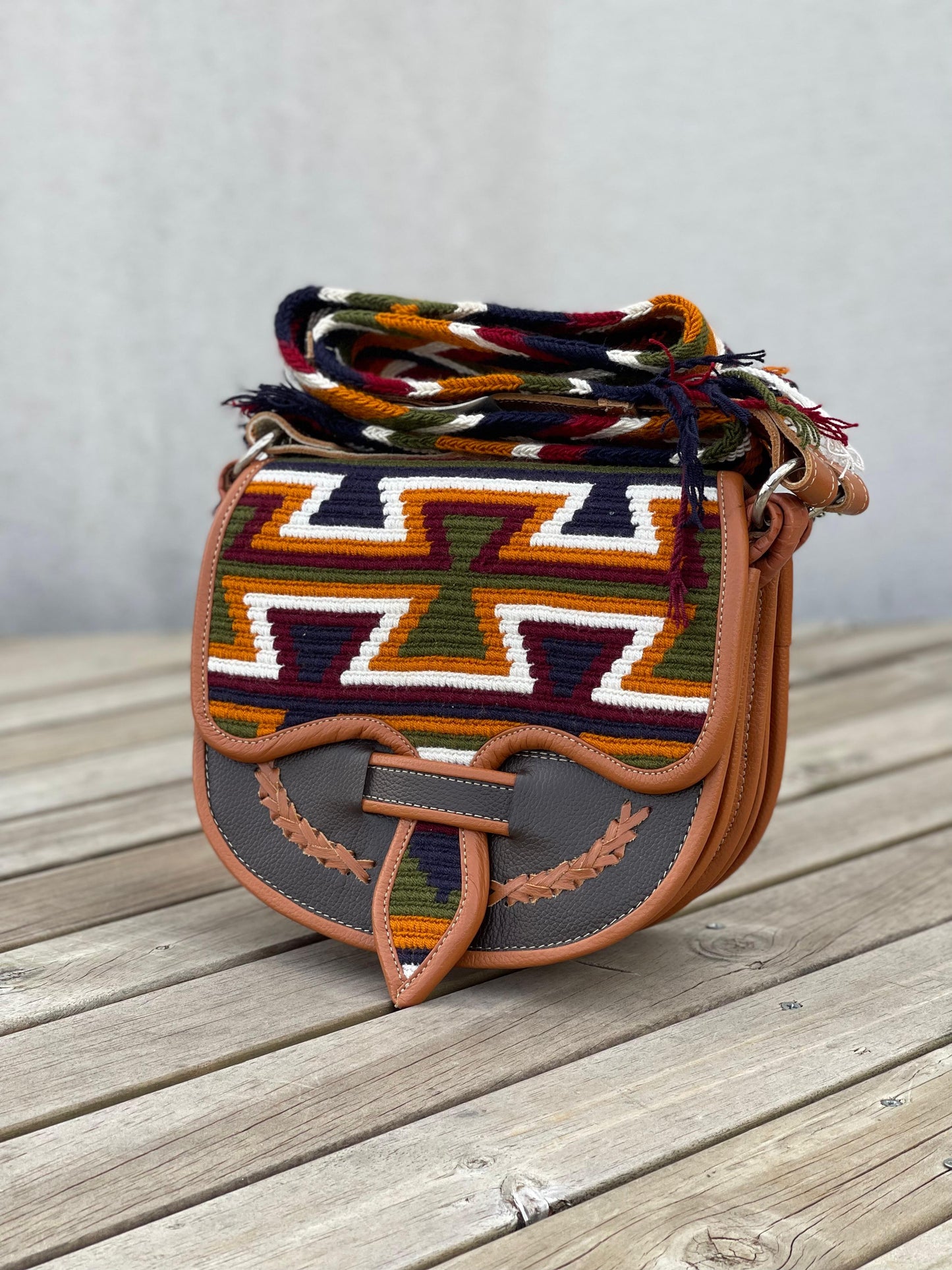 Carriel Wayuu– Colección Oro de la Tierra 🤎✨🤍 – (26x21 cm)