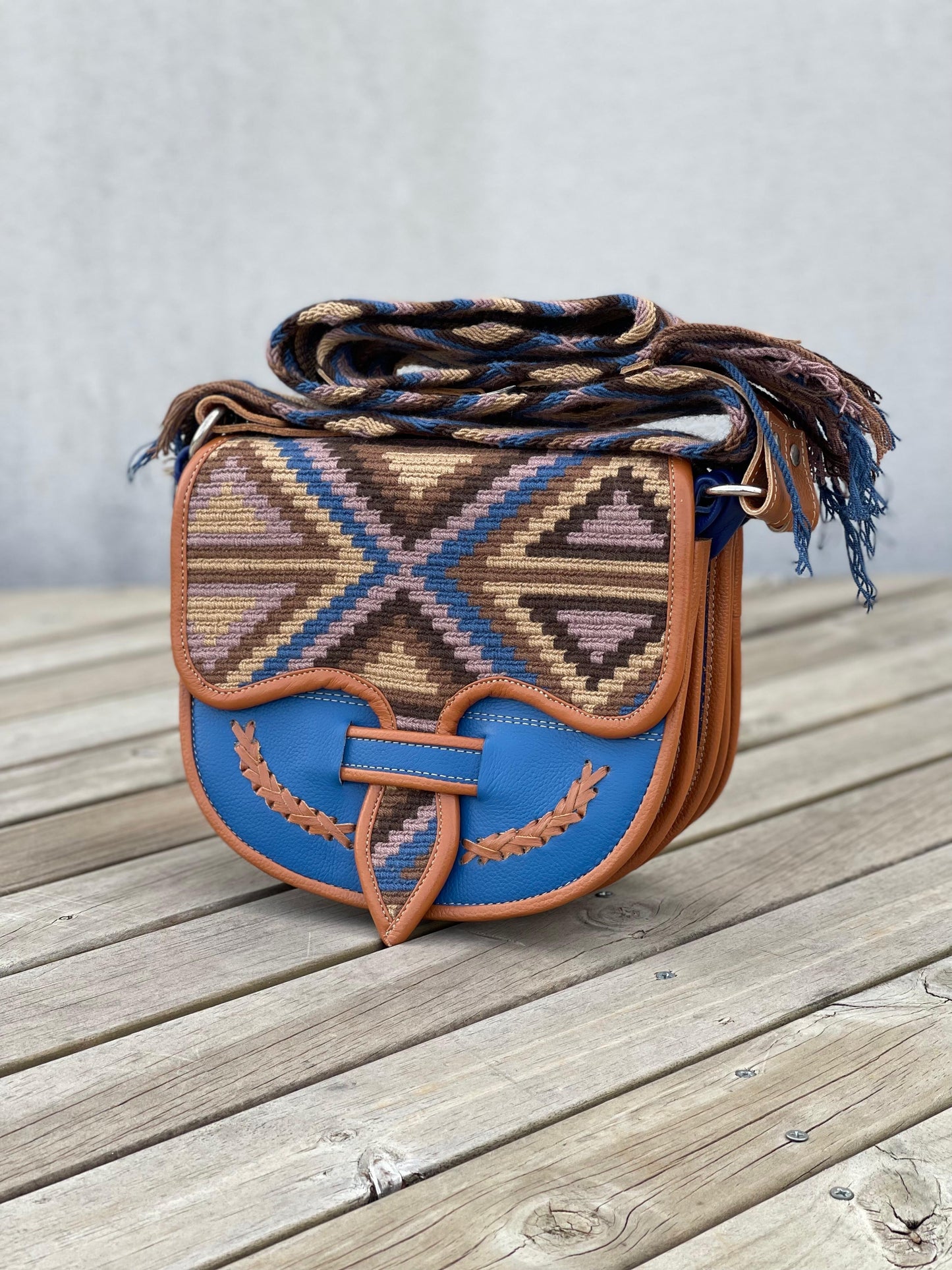 Carriel Wayuu – Colección Tierra Serena 🤎💙 – 26x21 cm