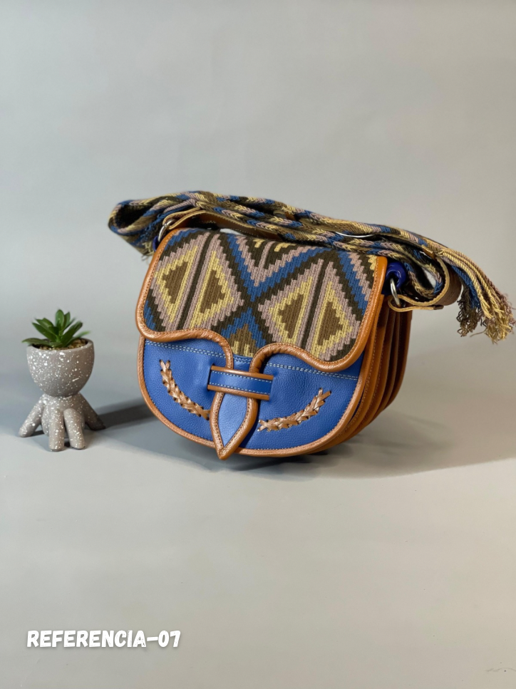 Carriel Wayuu – Colección Tierra Serena 🤎💙 – 26x21 cm