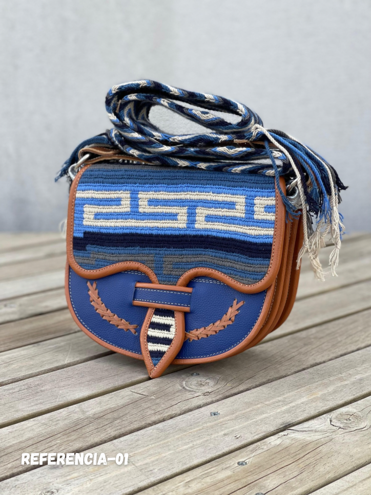 Carriel Wayuu – Colección Horizonte Sobrio 🤎💙⚪ – (26x21 cm)