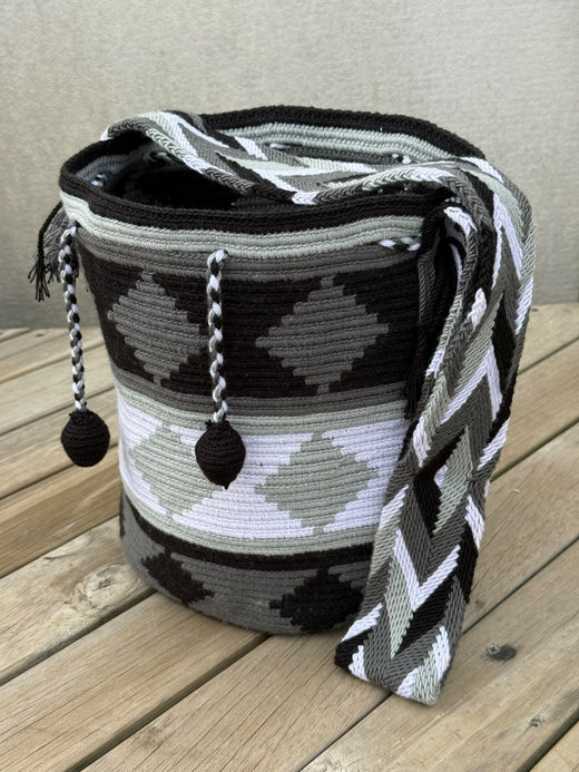 Mochila Wayuu Diseño Borlas (31x28 cm)