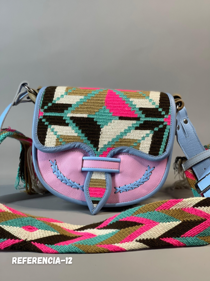 Carriel Wayuu – Colección Amanecer Dulce 🌸💙🤎 – (26x21 cm)
