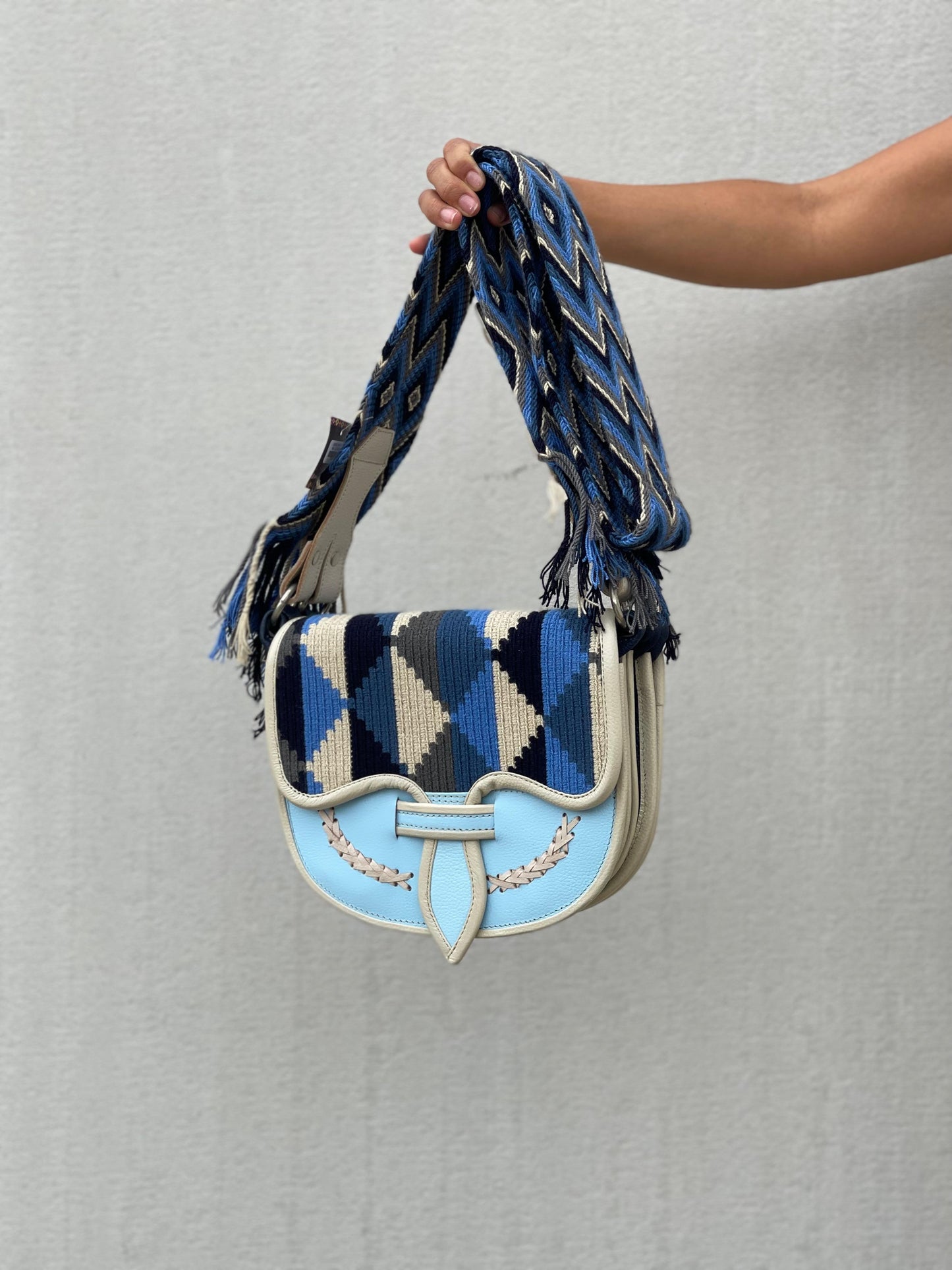 Carriel Wayuu – Colección Cielo de Acero 💙⚙️ – (26x21 cm)