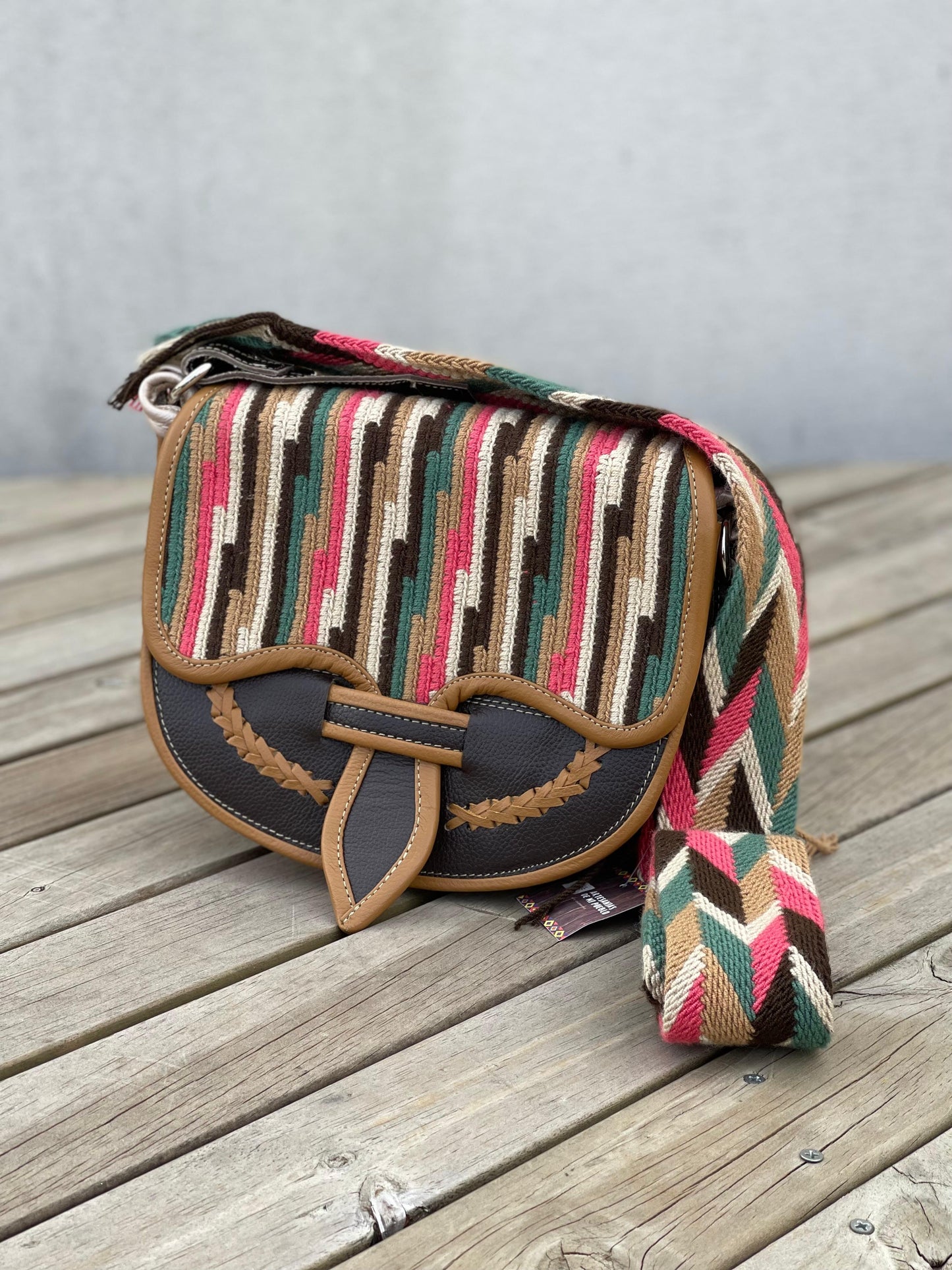 Carriel Wayuu– Colección Oro de la Tierra 🤎✨🤍 – (26x21 cm)