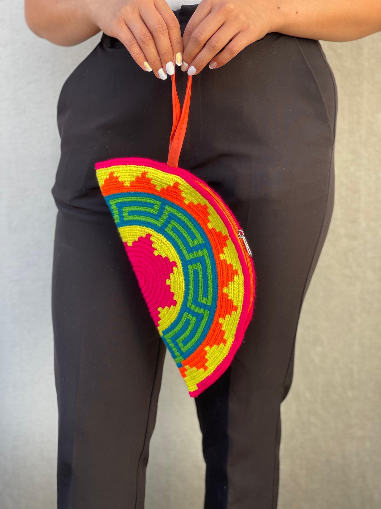 ✨Sobre Media Luna – Elegancia Artesanal de Mano 🌙🤍 (25x14 Cm)