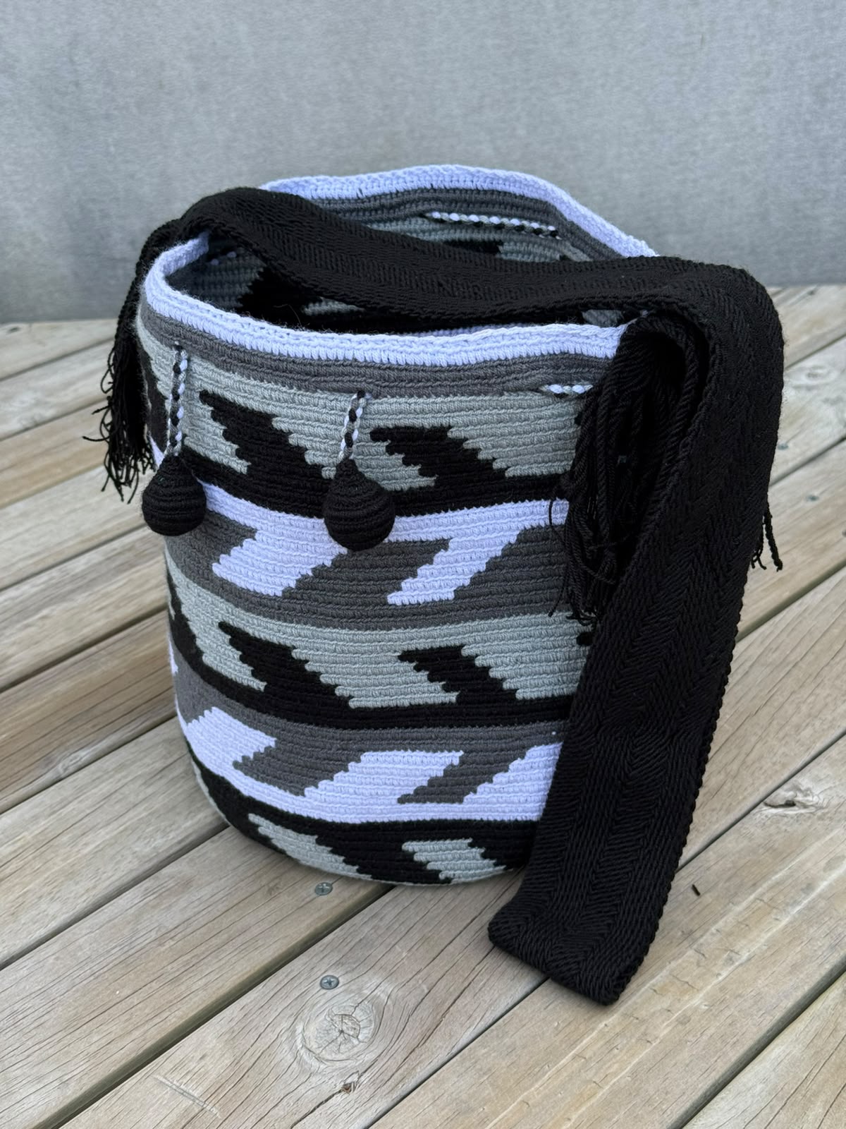 Mochila Wayuu Diseño Borlas (31x28 cm)