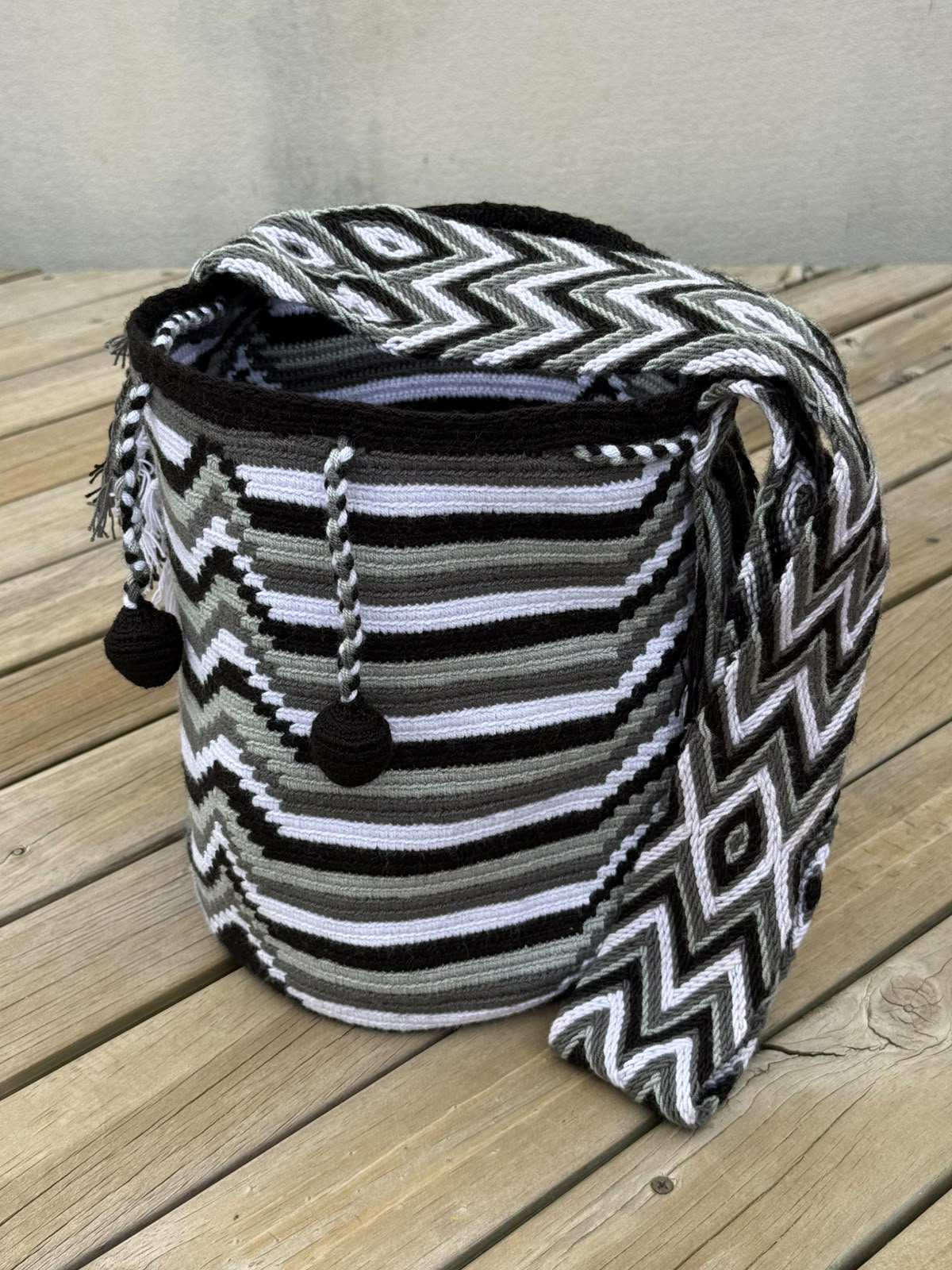 Mochila Wayuu Diseño Borlas (31x28 cm)
