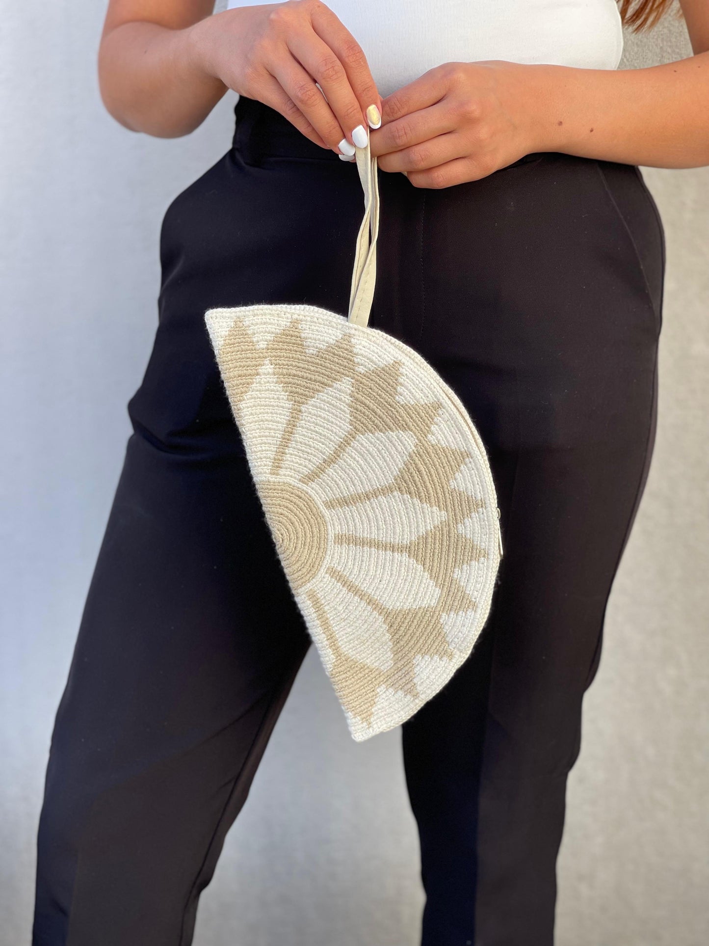 ✨Sobre Media Luna – Elegancia Artesanal de Mano 🌙🤍 (25x14 Cm)