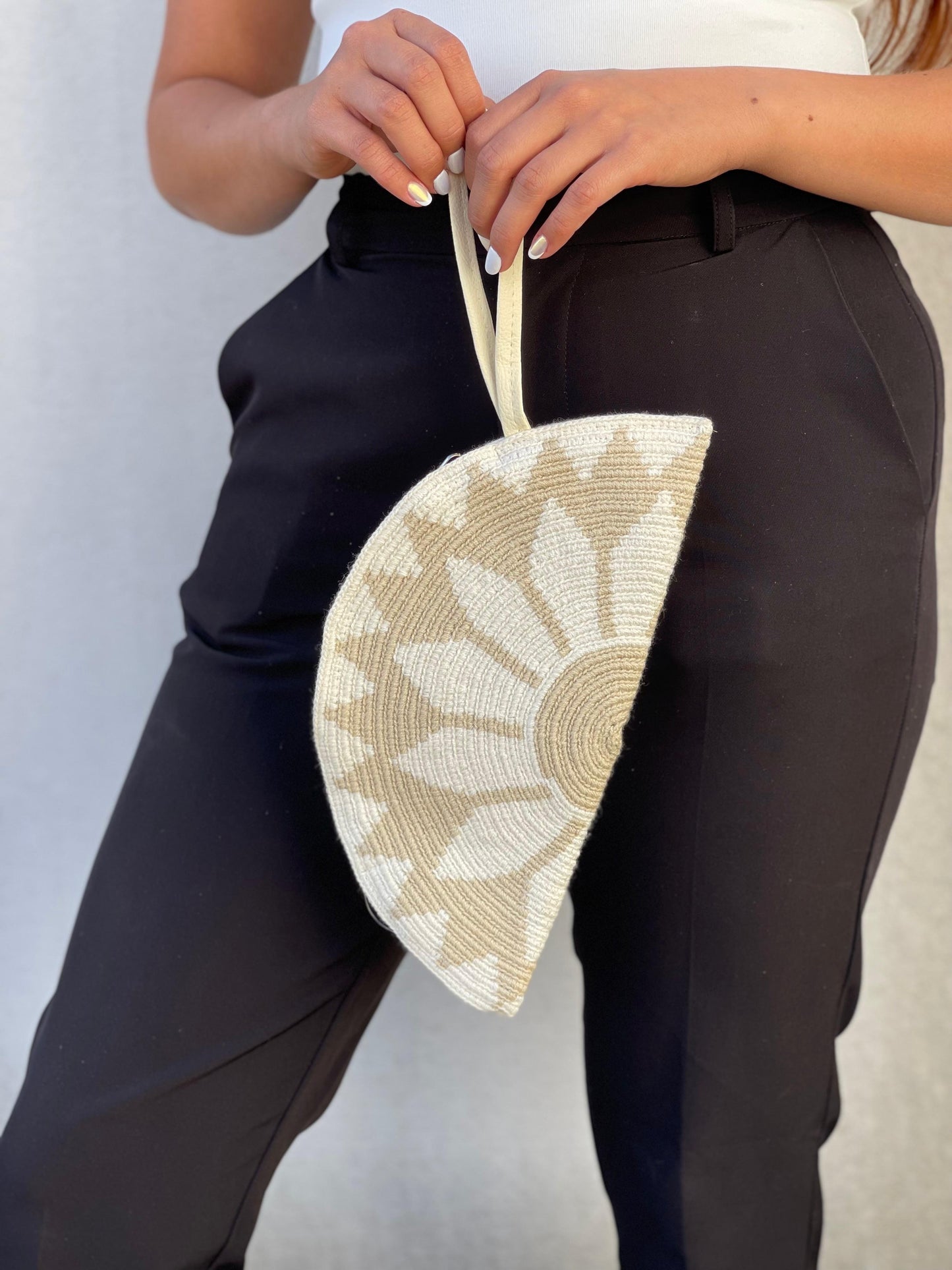 ✨Sobre Media Luna – Elegancia Artesanal de Mano 🌙🤍 (25x14 Cm)