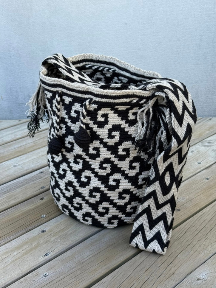 Mochila Wayuu Diseño Borlas (31x28 cm)