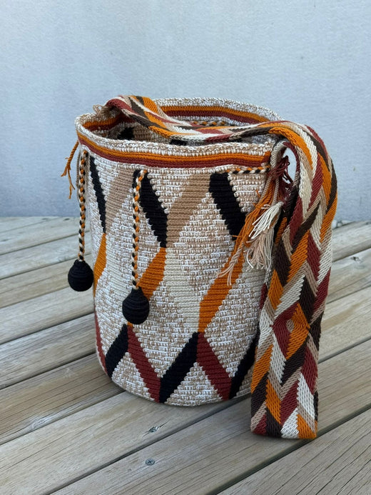 Mochila Wayuu Diseño Borlas (31x28 cm)