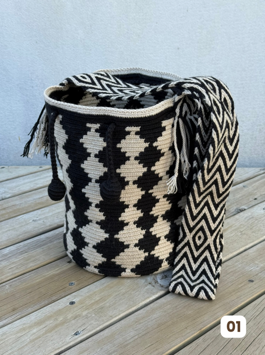 Mochila Wayuu Diseño Borlas🧶 (31 × 28 cm)